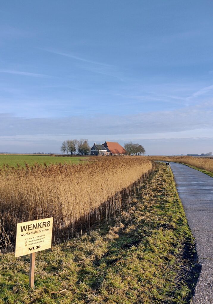 De oprit naar de Friese Herenboerderij waar de workshops van WenKR8 plaatsvinden. 